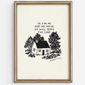 Op de afbeelding: Een ingelijste kunstdruk met een zwarte inktillustratie van een klein huis omringd door bomen op een crèmekleurige achtergrond. De tekst luidt: AS FOR ME AND MY HOUSE. WE WILL SERVE THE LORD. JOSHUA 24:15. De lijst heeft een metallic gouden kleur.