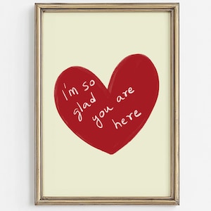 Arte de pared "Me alegra mucho que estés aquí" / Descarga digital de corazón rojo / Póster imprimible para dormitorio / Decoración acogedora para apartamento / Letrero bonito para habitación de invitados