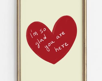 Arte de pared "Me alegra mucho que estés aquí" / Descarga digital de corazón rojo / Póster imprimible para dormitorio / Decoración acogedora para apartamento / Letrero bonito para habitación de invitados