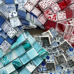 Könnte beinhalten: Nahaufnahme einer Mosaikfliesenplatte mit verschiedenen Mustern und Farben, darunter Blau, Weiß, Rot und Grün. Die Fliesen sind in einem zufälligen Muster angeordnet, was ein visuell interessantes Design ergibt.