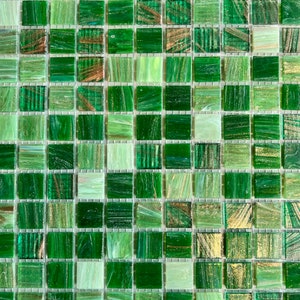 Könnte beinhalten: Grüne Glasmosaikfliesen mit goldenen Sprenkeln. Die Fliesen sind in einem Gittermuster angeordnet.