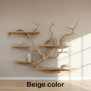 Pode incluir: Uma prateleira de parede em forma de &aacute;rvore, na cor bege natural. A prateleira apresenta m&uacute;ltiplas plataformas de madeira suportadas por uma estrutura ramificada, com alguns livros e objetos decorativos. O texto "Beige color" est&aacute; na parte inferior.