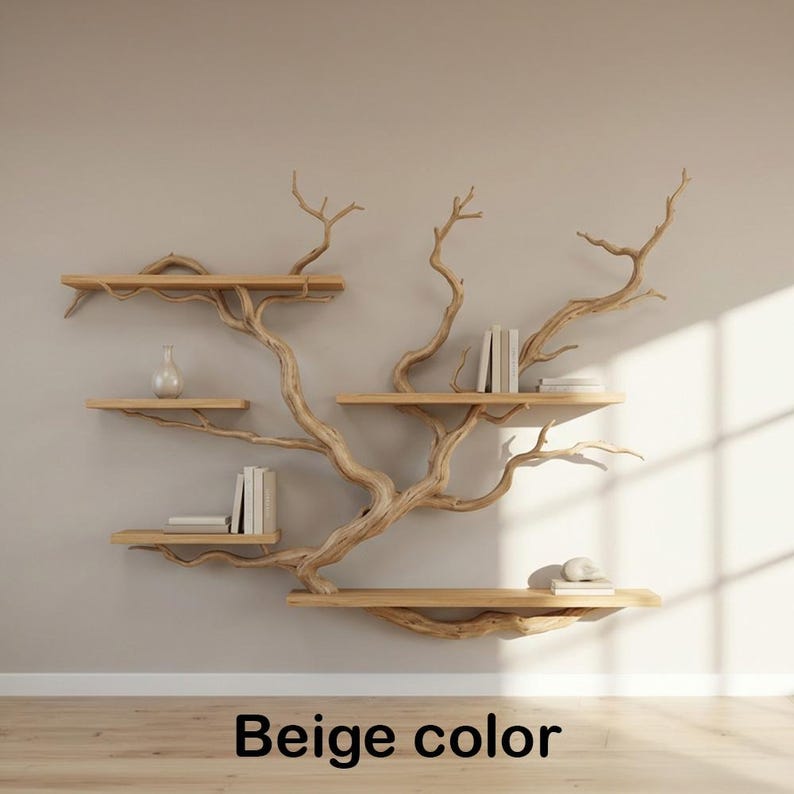 Pode incluir: Uma prateleira de parede em forma de &aacute;rvore, na cor bege natural. A prateleira apresenta m&uacute;ltiplas plataformas de madeira suportadas por uma estrutura ramificada, com alguns livros e objetos decorativos. O texto "Beige color" est&aacute; na parte inferior.