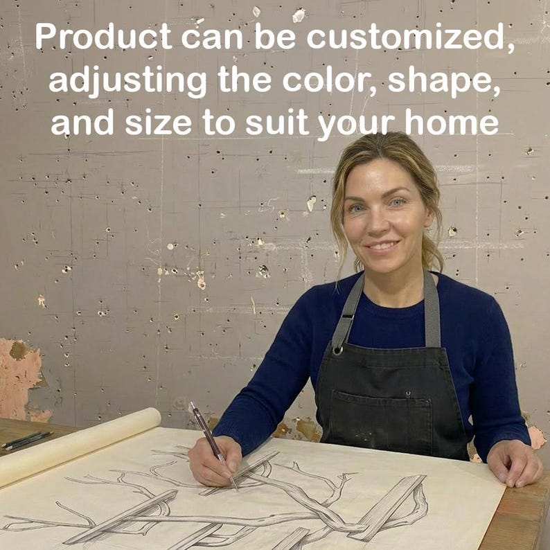 Pode incluir: Uma mulher de camisa azul e avental preto desenha em uma grande folha de papel. O texto na imagem diz: "O produto pode ser personalizado, ajustando a cor, a forma e o tamanho para se adequar &agrave; sua casa."