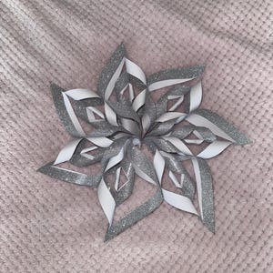Stelle decorative di carta fatte a mano