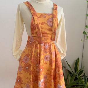 Mellow Fields - Apron Pocket Dress | Retro 1960s-1970s Hippie Vintage-Inspired 60s mini floral apron dress | Plus size flower power - XS-5XL