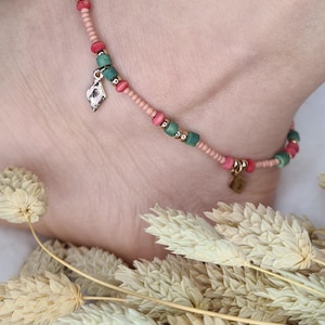 Handgefertigtes Perlen-Fußkettchen im Boho-Stil mit zarten Anhängern