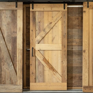 Alte Schiebetür aus Kiefernholz, braun | Scheunentor | Stalltür | Scheunentor | Holztür | Handgefertigt aus Altholz