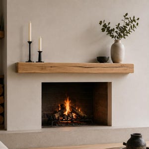 Può includere: Una mensola per camino in legno marrone chiaro naturale montata sopra un camino in mattoni con un fuoco acceso. La mensola presenta una venatura del legno visibile e una crepa orizzontale. Due portacandele neri con candele bianche sono appoggiati.