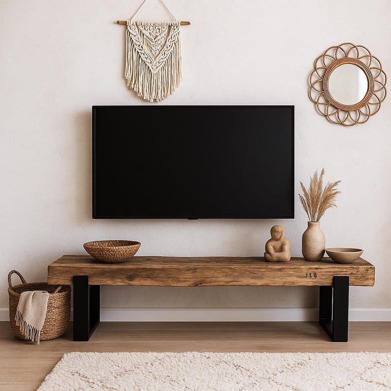 Puede incluir: Un banco rectangular de madera con una superficie de grano natural grueso y patas de metal negro. Incluye una cesta tejida con una tela, un cuenco texturizado, una peque&ntilde;a figura abstracta, un jarr&oacute;n de cer&aacute;mica y un cuenco peque&ntilde;o.