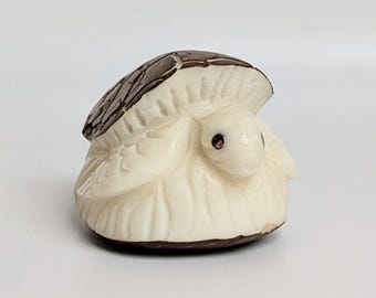 Figura de tortuga de nuez de tagua tallada a mano y sostenible: artesanía de Ecuador, Toby, arte ecológico, artesanía ecuatoriana
