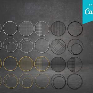 Op de afbeelding: Een set van 30 ronde metalen hoepels in goud, zilver en zwart met verschillende geometrische patronen. De hoepels zijn gerangschikt in drie rijen van tien, waarbij elke rij een andere kleur heeft.