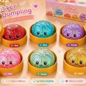 Puede incluir: Seis juguetes de dumpling brillantes y blandos con caras sonrientes, cada uno en una base de vaporera de bambú amarilla. Los colores incluyen rojo, azul, morado, rosa, verde y dorado. La caja muestra el texto Glitter Dumpling y 6 Colors.