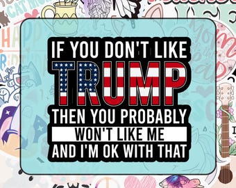 Könnte beinhalten: Ein schwarz-weißer Aufkleber mit dem Text "Wenn du Trump nicht magst, dann magst du mich wahrscheinlich auch nicht und das ist okay für mich". Der Text ist fett gedruckt und das Wort "Trump" ist in Rot, Weiß und Blau gehalten, ähnlich der amerikanischen Flagge.