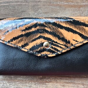 Cartera de mano larga de cuero para mujer, hecha a mano.