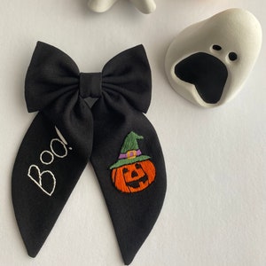 Handbroderad Halloween-hårrosett: Häxa, pumpa, linnespänne