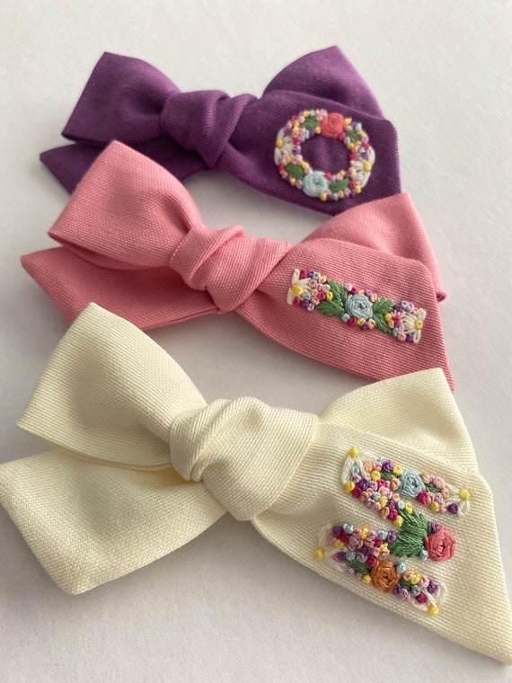 Personalized Initial Linen Hair Bow: Hand Embroidered Cotton  display picture 1