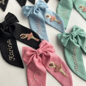 カスタム名入り、バレリーナの手刺繍ヘアリボン。スタイリッシュなデザインのヘアリボン。子供、女の子、大人の女性に最適なギフトクリップ。