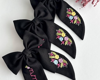 Personalized Linen Hair Bow – Floral Embroidery, Custom Name