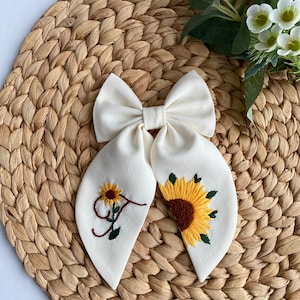 Lazo para el cabello bordado a mano con la letra inicial de girasol. Lazos para el cabello con un diseño elegante, adecuados para que los usen niños, niñas y mujeres adultas. Pinza para el cabello de regalo.