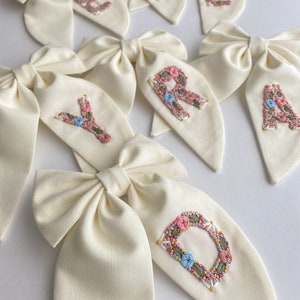 Lazo para el cabello bordado a mano con letra inicial personalizada. Lazos para niñas, Lazos para el cabello para niños, Lazos para niños pequeños, Lazos para el cabello personalizados, Lazos para el cabello de regalo.