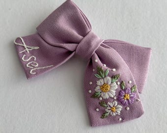 Gepersonaliseerde haarstrik met bloemen, naam geborduurde linnen hoofdband, aangepaste clip babymeisje