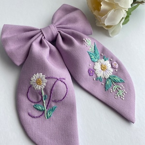 花柄の頭文字の手刺繍ヘアリボン。スタイリッシュなデザインのヘアリボン。子供、女の子、大人の女性、ギフト、ヘアクリップに最適です。