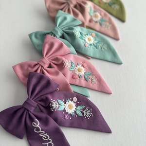 Presilha de cabelo personalizada em linho, com laço e nome bordados à mão com motivos florais, para mulheres e meninas.