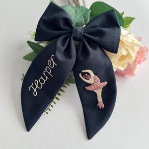Laço de cabelo personalizado em linho, presilha bordada à mão com nome e bailarina para mulheres e meninas.
