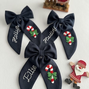 Lazos para el cabello bordados a mano con nombre personalizado y dulces navideños Lazo con letras personalizado Regalo para dama de honor para el día de la madre de Navidad Clip para el cabello para señora Lazos para niños