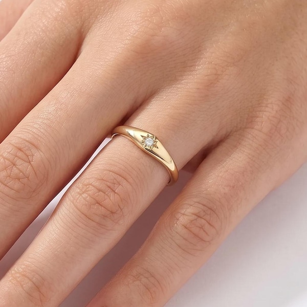 Solid Gold Northstar Pinky Moissanit Ring, 14k Polaris Stern Siegelring, schlanke himmlische Ring, Labor erstellt Diamant Low Dome Midi Ring Geschenk