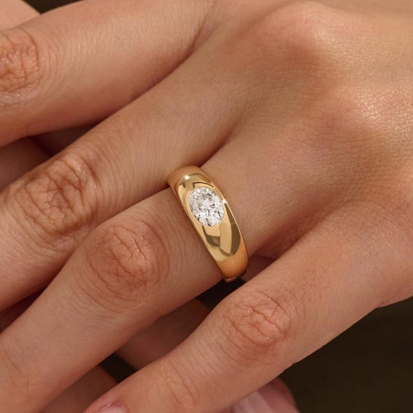 Anello ovale con moissanite incastonata a castone in oro massiccio 14 carati, fede nuziale spessa e bombata per donna, anello in oro spesso e audace, regalo di anniversario per la moglie
