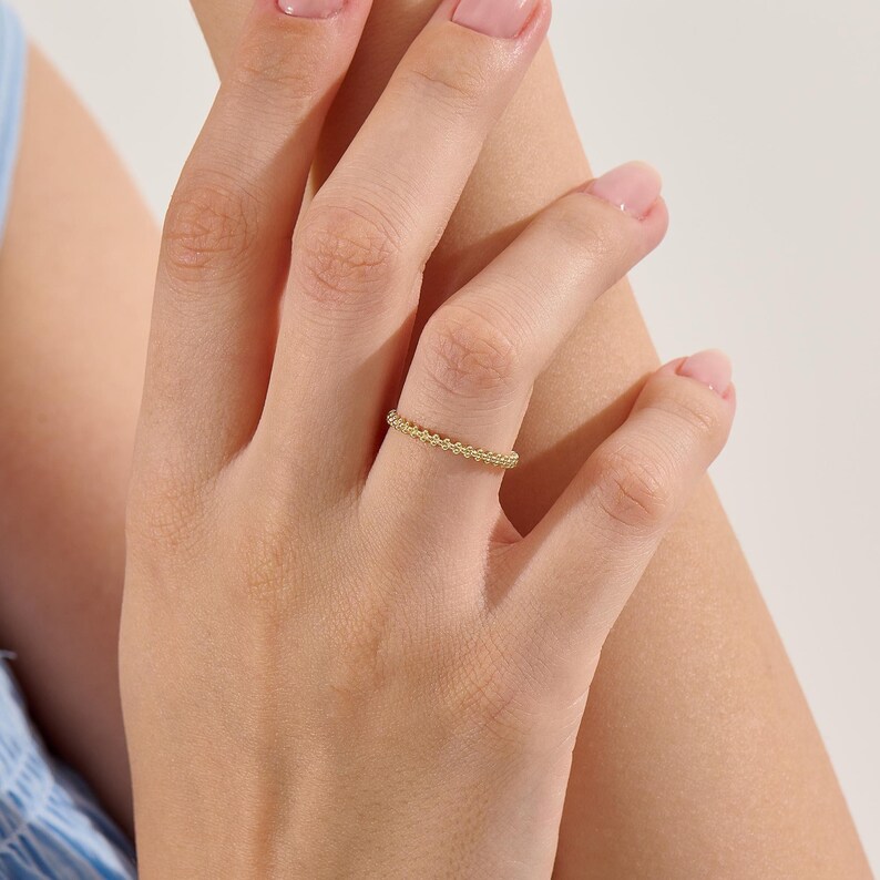 Anello eternity in oro bianco massiccio 14 carati con perline, anello impilabile minimalista con texture a pizzo, delicata fede in oro color argento, anello nuziale geometrico immagine 2