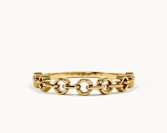 Könnte beinhalten: Ein Ring aus poliertem Gelbgold mit einem durchgehenden Kettenglied-Design. Das Band besteht aus mehreren miteinander verbundenen kreisförmigen Gliedern, die ein gleichmäßiges, sich wiederholendes Muster um den gesamten Ring bilden.