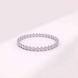 Anello eternity in oro bianco massiccio 14 carati con perline, anello impilabile minimalista con texture a pizzo, delicata fede in oro color argento, anello nuziale geometrico 18K WHITE GOLD