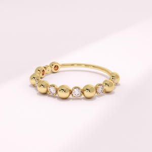 Anel de moissanita com contas de ouro maciço 14K – Delicado anel de meia eternidade para mulheres