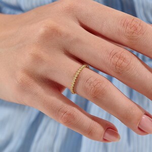 Anello eternity in oro bianco massiccio 14 carati con perline, anello impilabile minimalista con texture a pizzo, delicata fede in oro color argento, anello nuziale geometrico immagine 4