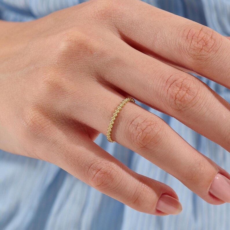 Anello eternity in oro bianco massiccio 14 carati con perline, anello impilabile minimalista con texture a pizzo, delicata fede in oro color argento, anello nuziale geometrico immagine 4