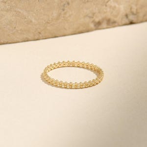 Anello eternity in oro bianco massiccio 14 carati con perline, anello impilabile minimalista con texture a pizzo, delicata fede in oro color argento, anello nuziale geometrico immagine 7