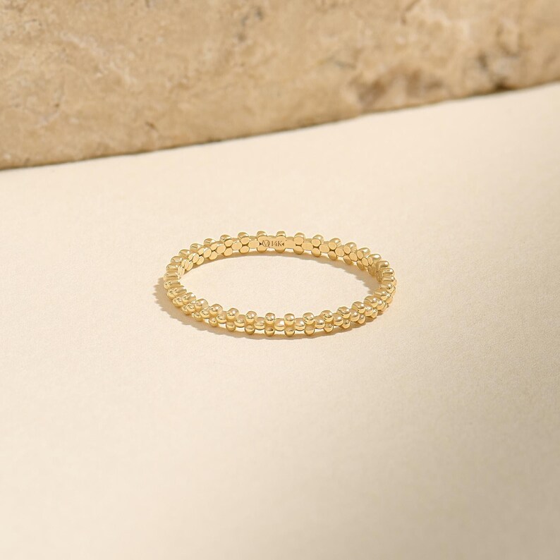 Anello eternity in oro bianco massiccio 14 carati con perline, anello impilabile minimalista con texture a pizzo, delicata fede in oro color argento, anello nuziale geometrico immagine 7