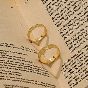 Set di fedi nuziali abbinate in oro massiccio 14 carati, anelli da coppia vintage a raggiera, fedi Art Déco per lui e per lei, set di fedi nuziali uniche incise. immagine 9