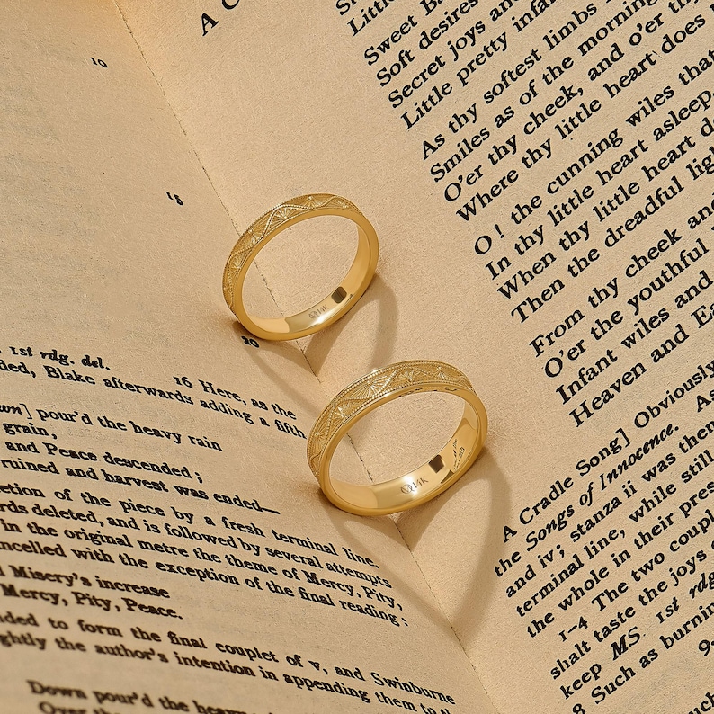 Set di fedi nuziali abbinate in oro massiccio 14 carati, anelli da coppia vintage a raggiera, fedi Art Déco per lui e per lei, set di fedi nuziali uniche incise. immagine 9