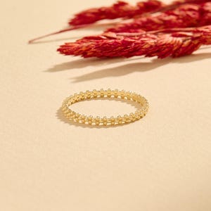 Anello eternity in oro bianco massiccio 14 carati con perline, anello impilabile minimalista con texture a pizzo, delicata fede in oro color argento, anello nuziale geometrico immagine 8