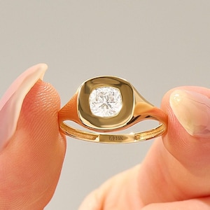 Anel de moissanita em ouro 14k, anel de moissanita com moldura em ouro maciço, anel de diamante criado em laboratório de 0,5 ct, joia delicada com sinete para mulheres, presente
