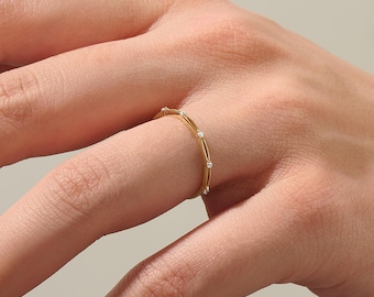 Anello impilabile con moissanite in oro massiccio 14 carati – Anello minimalista e delicato in oro per donna, anello impilabile per tutti i giorni, gioiello elegante pronto per essere regalato.