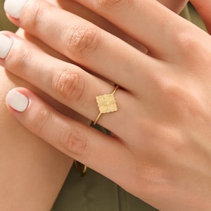 Pierścień z koniczyną dla kobiet Złoty pierścionek Pinky Minimalistyczny kwiatowy pierścień 14k Solid Gold Shamrock Ring Biżuteria Prezent dla żony Prezent urodzinowy dla niej