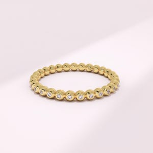 Anel de bola eterna em ouro maciço 14k com pequena moissanita, anel delicado com contas empilháveis, intensificador de aliança de casamento feminina