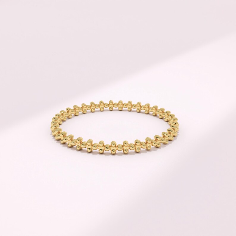 Anello eternity in oro bianco massiccio 14 carati con perline, anello impilabile minimalista con texture a pizzo, delicata fede in oro color argento, anello nuziale geometrico immagine 3