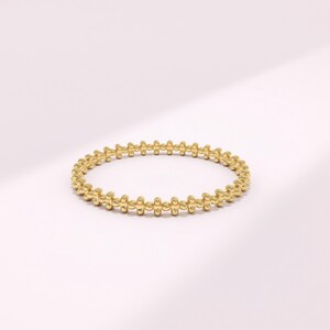 Anello eternity in oro bianco massiccio 14 carati con perline, anello impilabile minimalista con texture a pizzo, delicata fede in oro color argento, anello nuziale geometrico immagine 5