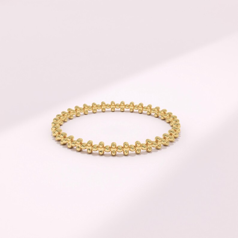 Anello eternity in oro bianco massiccio 14 carati con perline, anello impilabile minimalista con texture a pizzo, delicata fede in oro color argento, anello nuziale geometrico immagine 5